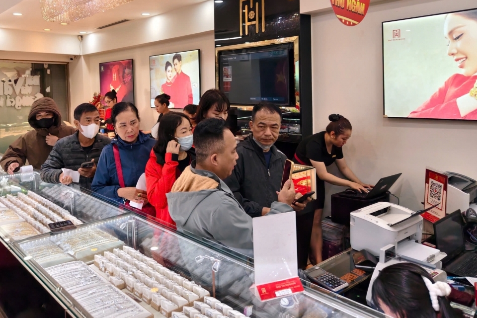 Giá vàng neo cao, người dân xếp hàng từ sáng sớm mua vàng cầu may vía Thần Tài
