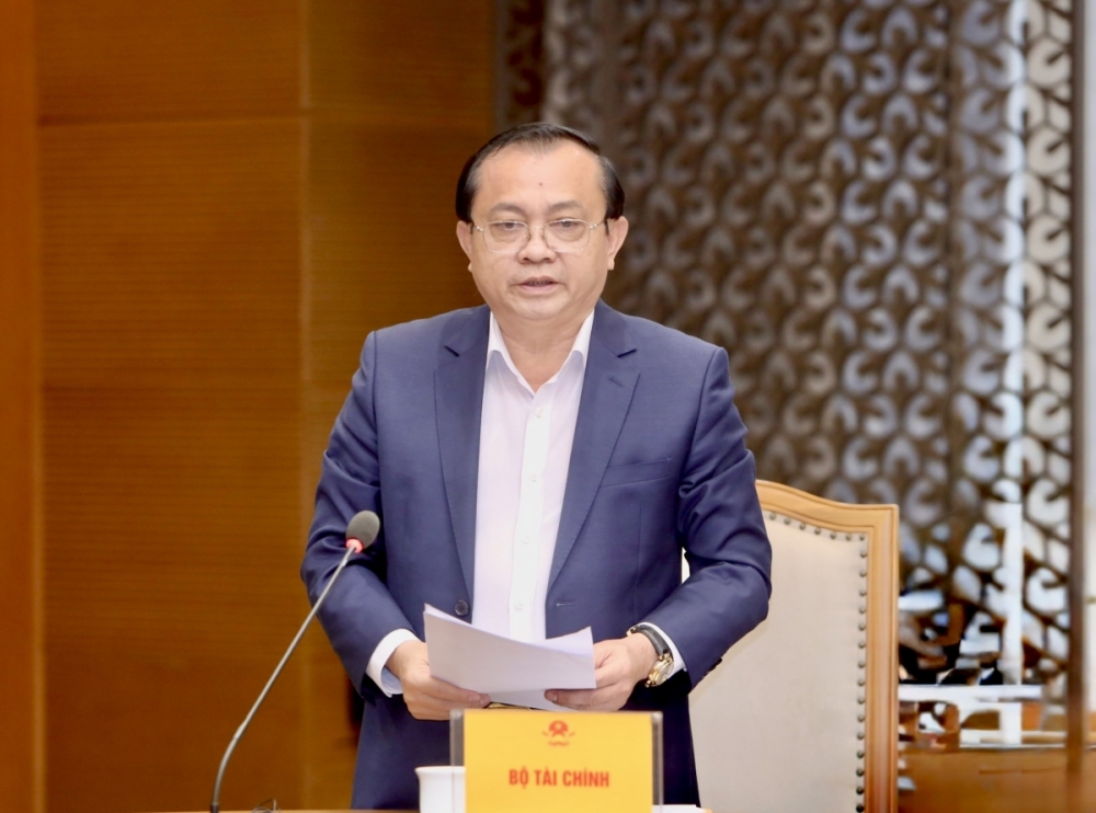 Thứ trưởng Bộ Tài chính Lê Tấn Cận báo cáo tại cuộc họp. Thứ trưởng Bộ Tài chính Lê Tấn Cận báo cáo tại cuộc họp.