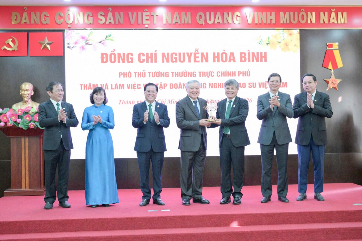 Phó Thủ tướng Chính phủ Nguyễn Hòa Bình thăm làm việc tại Tập đoàn Công nghiệp cao su Việt Nam