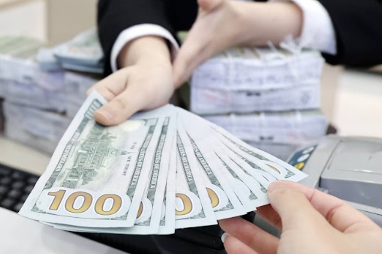 Tỷ giá chịu áp lực tăng, lãi suất huy động hạ nhiệt
