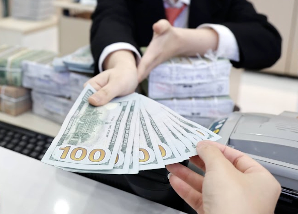 Tỷ giá chịu áp lực tăng, lãi suất huy động hạ nhiệt Tỷ giá chịu áp lực tăng, lãi suất huy động hạ nhiệt