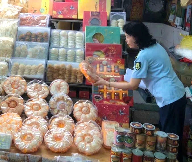 Quản lý thị trường TP. Hồ Chí Minh kiểm tra một điểm kinh doanh thực phẩm trên địa bàn