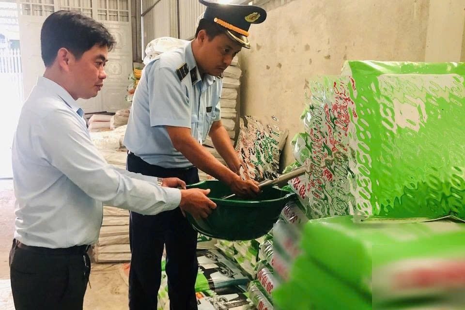 Đồng Tháp: Phạt hơn 180 triệu đồng 3 hộ kinh doanh phân bón vi phạm