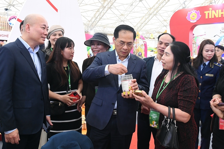 Phó Thủ tướng Bùi Thanh Sơn tham quan, mua hàng tại Hội chợ mùa Xuân 2026