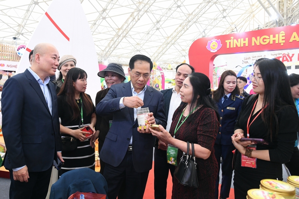 Phó Thủ tướng Bùi Thanh Sơn tham quan, mua hàng tại Hội chợ mùa Xuân 2026 Phó Thủ tướng Bùi Thanh Sơn tham quan, mua hàng tại Hội chợ mùa Xuân 2026