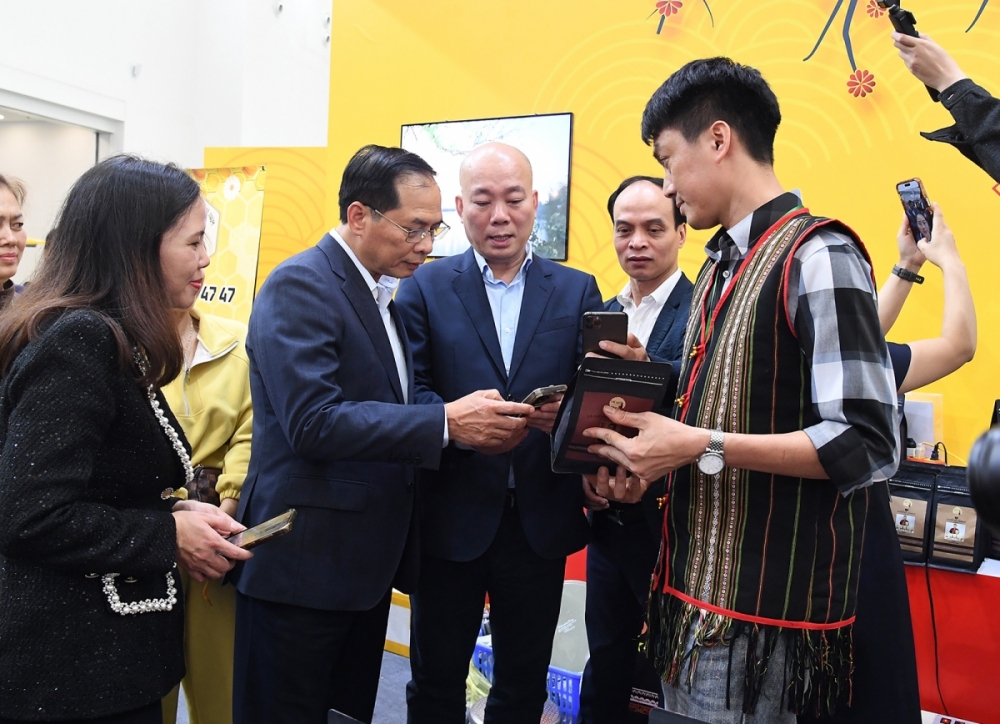 Phó Thủ tướng Bùi Thanh Sơn tham quan, mua hàng tại Hội chợ mùa Xuân 2026 Phó Thủ tướng Bùi Thanh Sơn tham quan, mua hàng tại Hội chợ mùa Xuân 2026