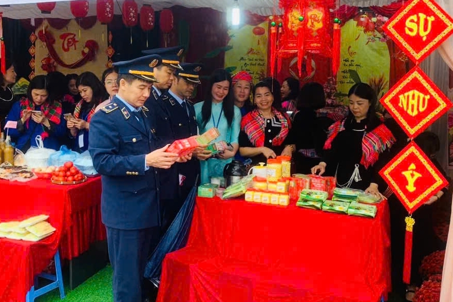 Quản lý thị trường tỉnh Lạng Sơn đồng loạt kiểm tra tại nhiều điểm lễ hội lớn