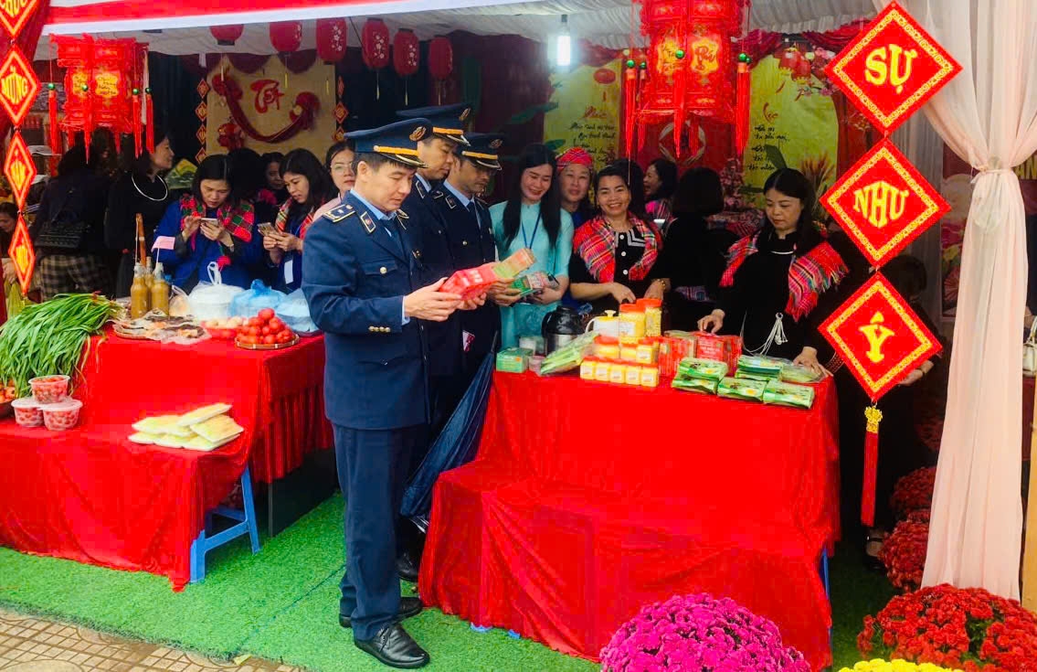 Quản lý thị trường tỉnh Lạng Sơn đồng loạt kiểm tra tại nhiều điểm lễ hội lớn