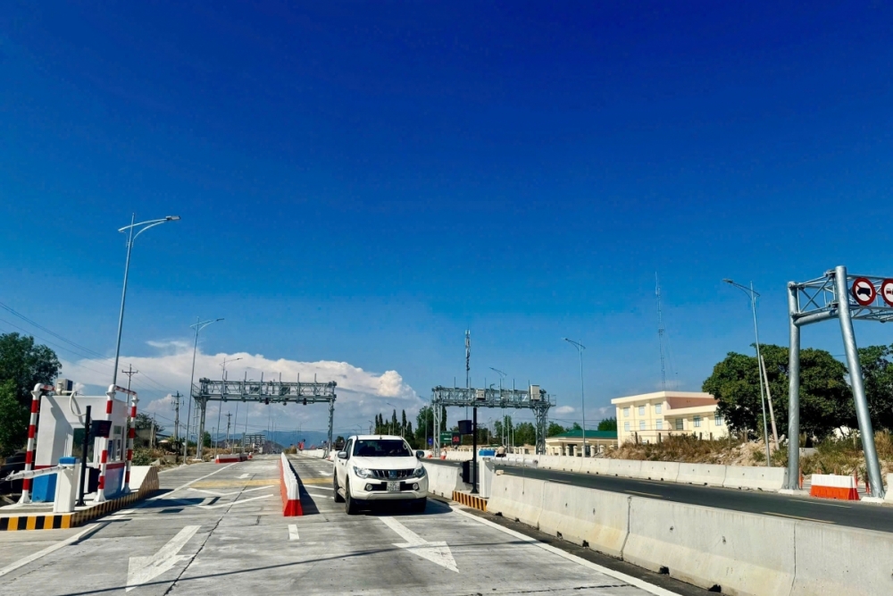 Thu hơn 4 tỷ đồng ngày đầu thu phí đường bộ trên 5 tuyến cao tốc trọng điểm Thu hơn 4 tỷ đồng ngày đầu thu phí đường bộ trên 5 tuyến cao tốc trọng điểm