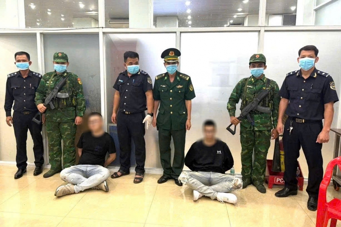 Bắt giữ 2 khách nước ngoài vận chuyển 8,75 kg nghi ma túy qua cửa khẩu Mộc Bài