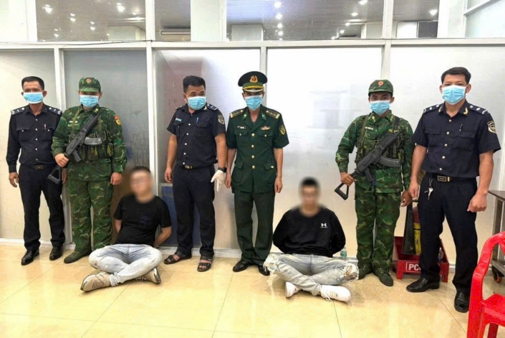 Bắt giữ 2 khách nước ngoài vận chuyển 8,75 kg nghi ma túy qua cửa khẩu Mộc Bài