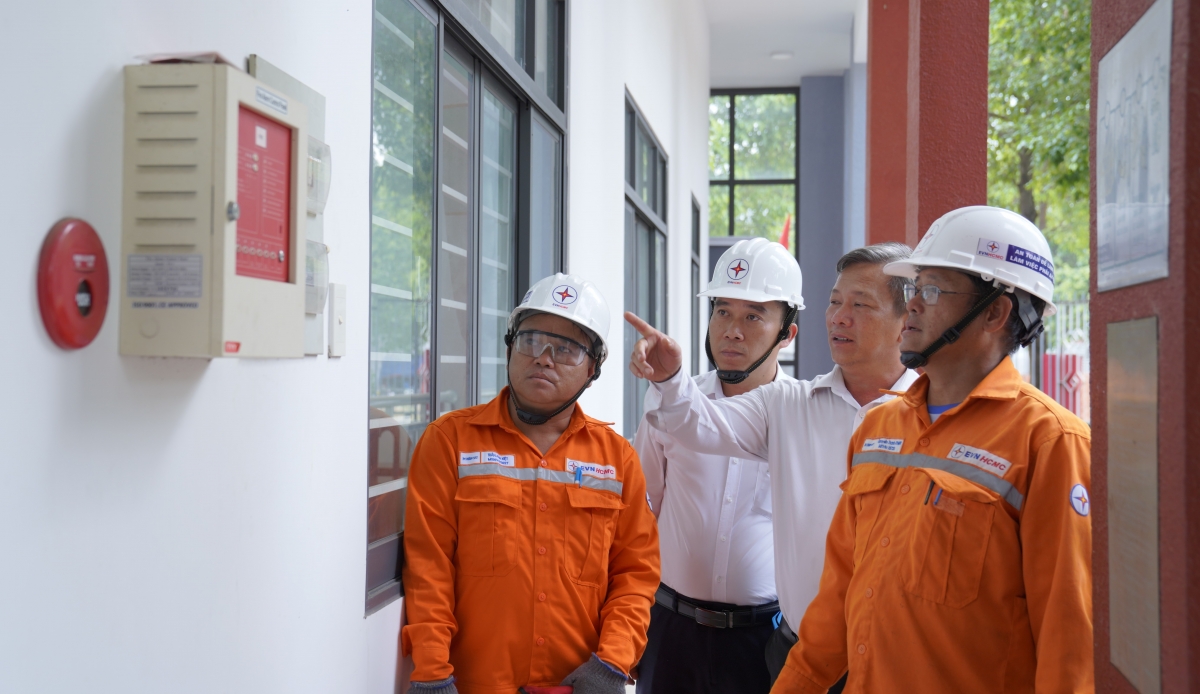 Sẵn sàng đảm bảo cung cấp điện cho ngày hội lớn của toàn dân Sẵn sàng đảm bảo cung cấp điện cho ngày hội lớn của toàn dân