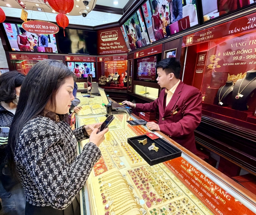 Vàng giảm sau chuỗi tăng nóng, nhu cầu trú ẩn vẫn nâng đỡ thị trường Vàng giảm sau chuỗi tăng nóng, nhu cầu trú ẩn vẫn nâng đỡ thị trường