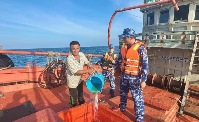 Lực lượng Bộ Tư lệnh Vùng Cảnh sát biển 4 kiểm tra hàng hóa vi phạm trên Tàu BV 98768 TS