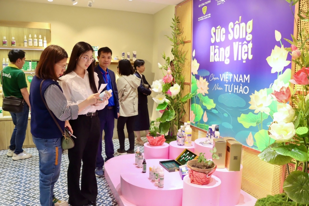 Sức sống hàng Việt: Thúc đẩy phong trào người Việt Nam ưu tiên dùng hàng Việt Nam Sức sống hàng Việt: Thúc đẩy phong trào người Việt Nam ưu tiên dùng hàng Việt Nam