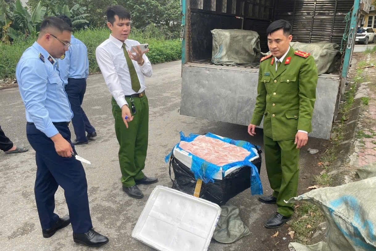 Liên tiếp phát hiện, thu giữ lượng lớn thực phẩm đông lạnh không rõ nguồn gốc xuất xứ