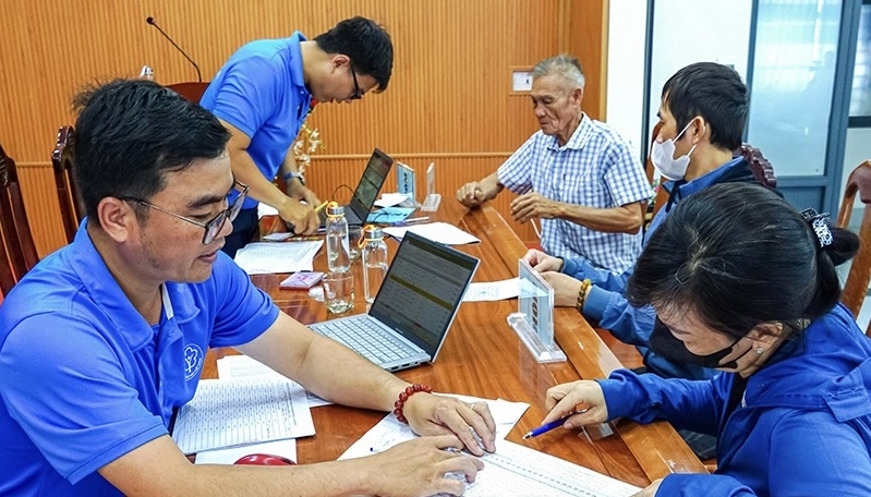 Hầu hết người dân tỉnh Cà Mau được cấp thẻ bảo hiểm y tế và khám chữa bệnh miễn phí