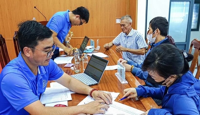 Hầu hết người dân tỉnh Cà Mau được cấp thẻ bảo hiểm y tế và khám chữa bệnh miễn phí