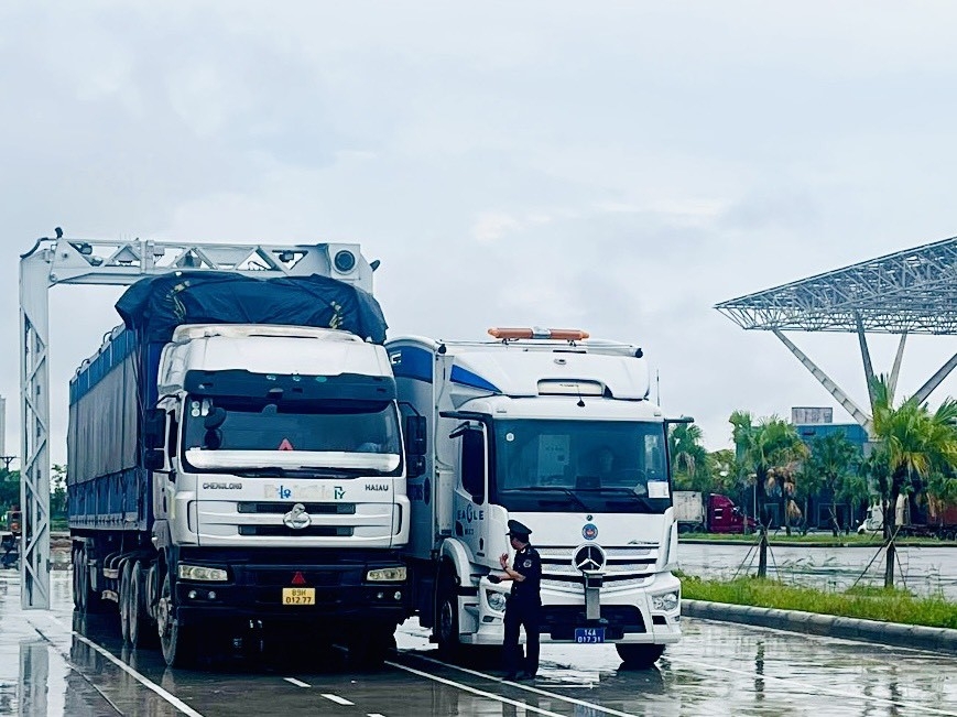 Hải quan Móng Cái triển khai máy soi di động