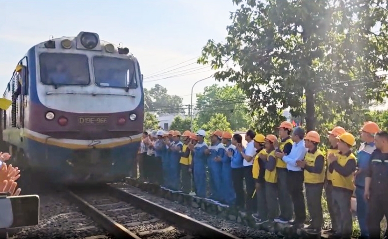 Thông tuyến đường sắt Bắc - Nam sau sự cố sà lan đâm va cầu Ghềnh Thông tuyến đường sắt Bắc - Nam sau sự cố sà lan đâm va cầu Ghềnh