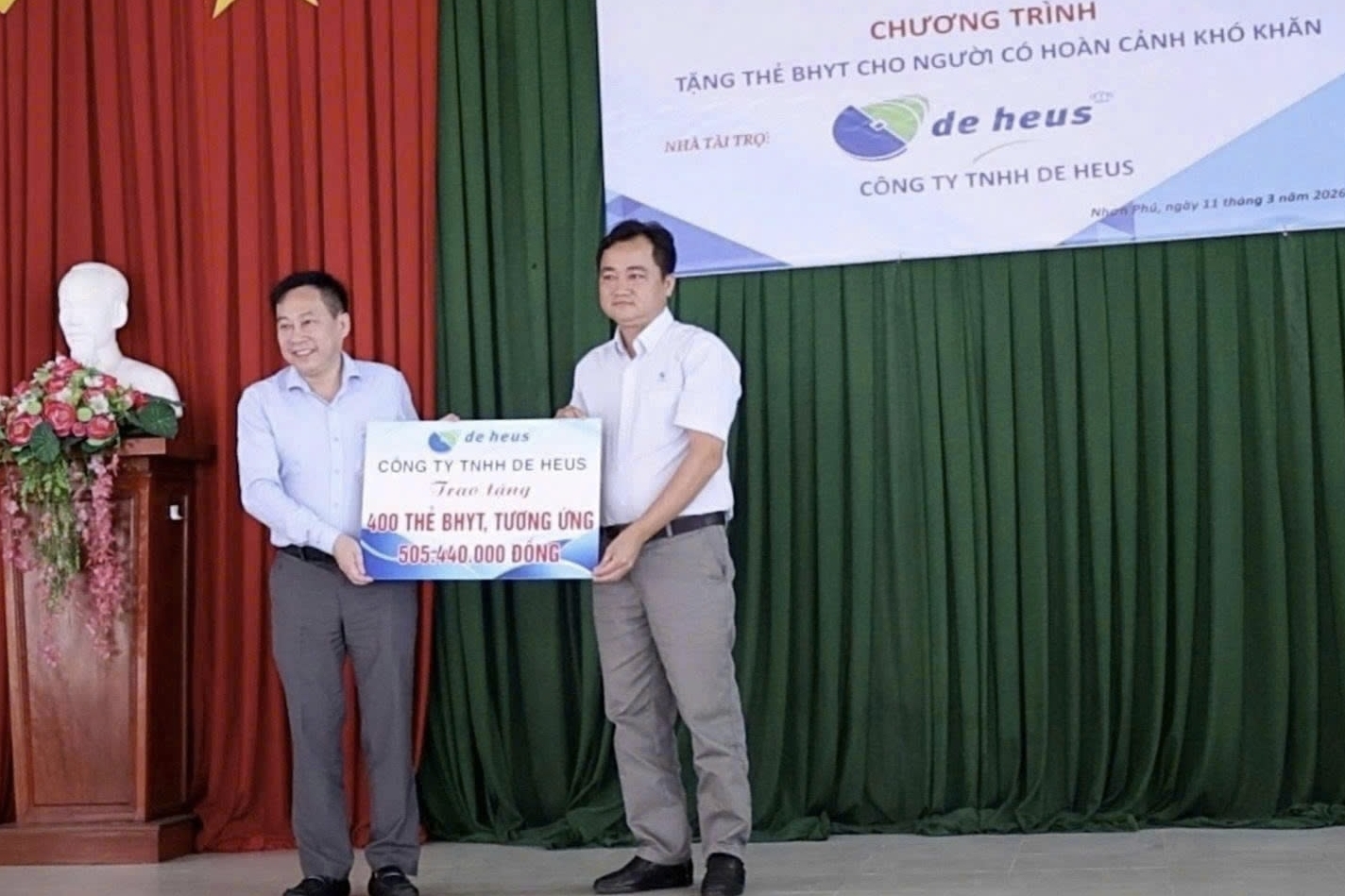 Vĩnh Long: Trao tặng 400 thẻ bảo hiểm y tế cho người dân có hoàn cảnh khó khăn