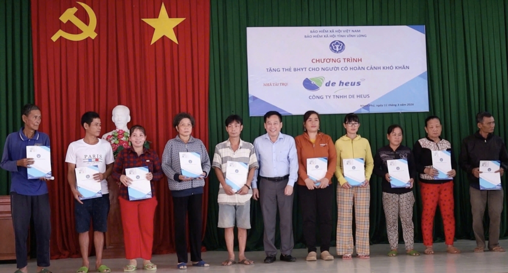 Vĩnh Long: Trao tặng 400 thẻ bảo hiểm y tế cho người dân có hoàn cảnh khó khăn