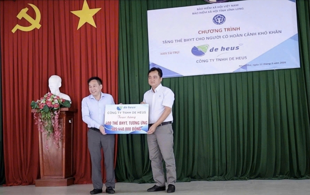 Vĩnh Long: Trao tặng 400 thẻ bảo hiểm y tế cho người dân có hoàn cảnh khó khăn