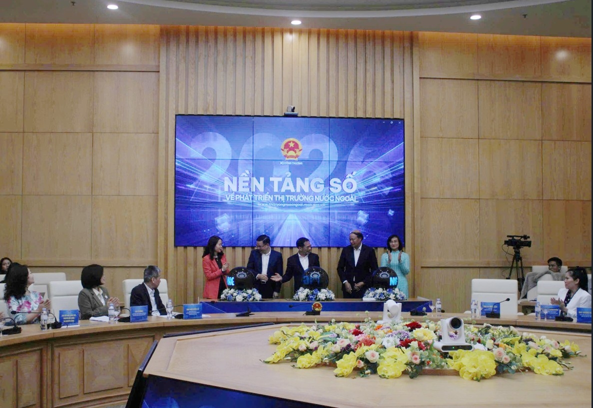 Phó Thủ tướng Chính phủ Bùi Thanh Sơn cùng các đại biểu bấm nút khai trương. 
