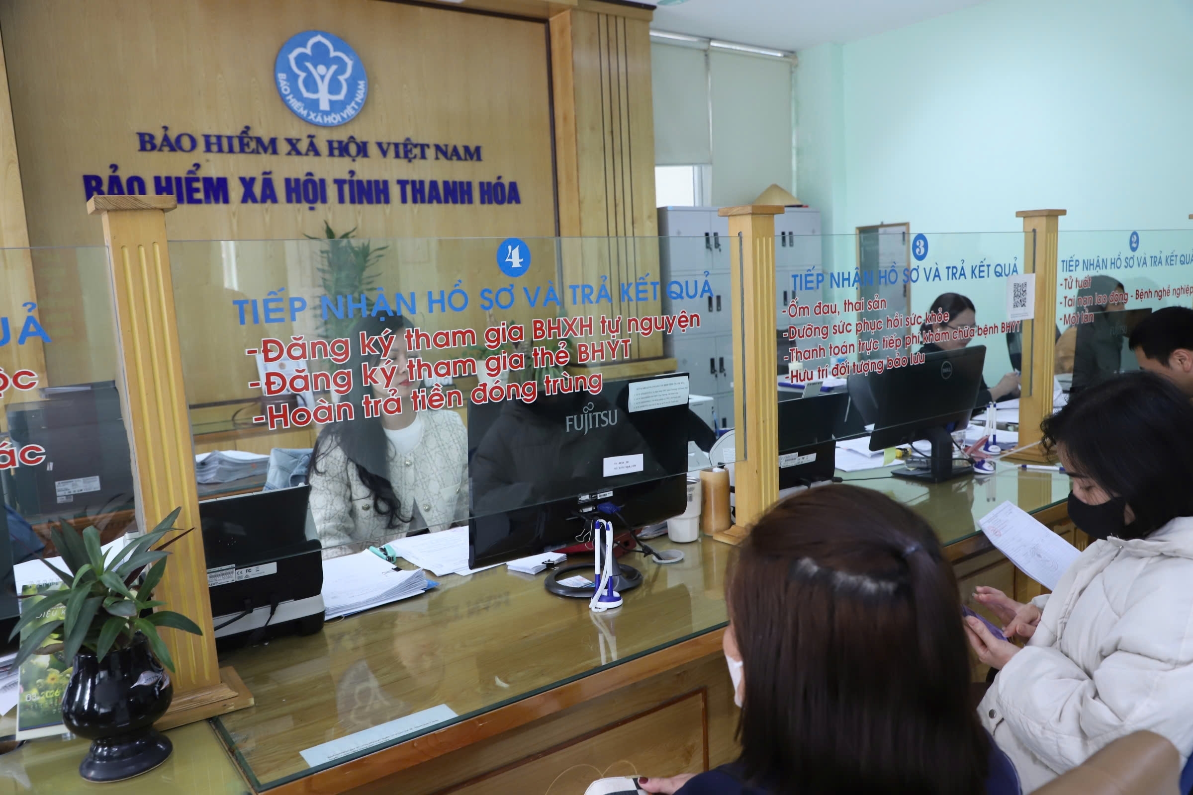 Duy trì đà tăng số người tham gia bảo hiểm xã hội, bảo hiểm y tế
