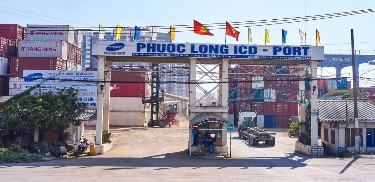 Hàng hóa ra vào ICD Phước Long.