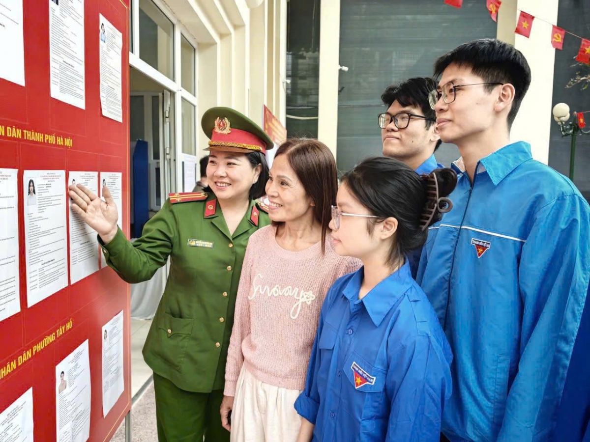 Nhiều cử tri bày tỏ sự háo hức và kỳ vọng được thực hiện quyền, nghĩa vụ công dân của mình. Nhiều cử tri bày tỏ sự háo hức và kỳ vọng được thực hiện quyền, nghĩa vụ công dân của mình.