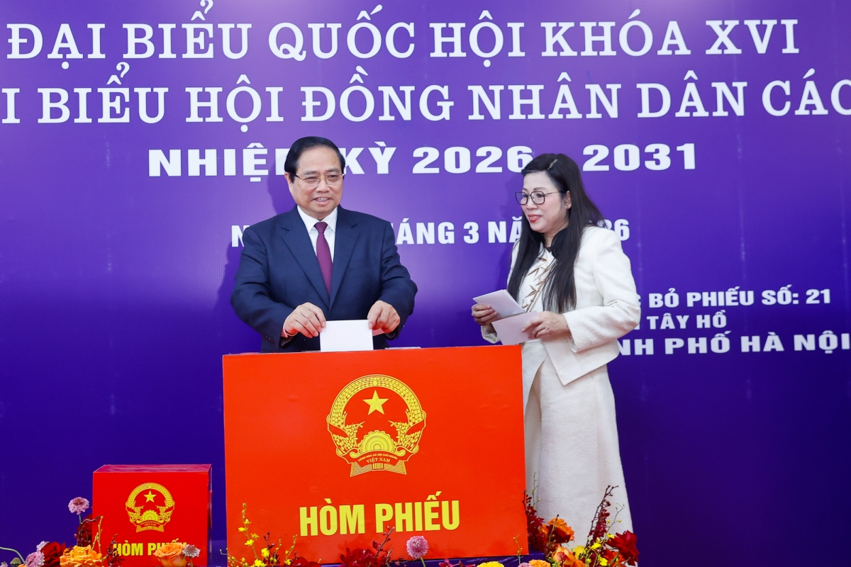Thủ tướng Phạm Minh Chính cùng Phu nhân bỏ phiếu bầu đại biểu Quốc hội khóa XVI và HĐND các cấp nhiệm kỳ 2026-2031. Ảnh: VGP