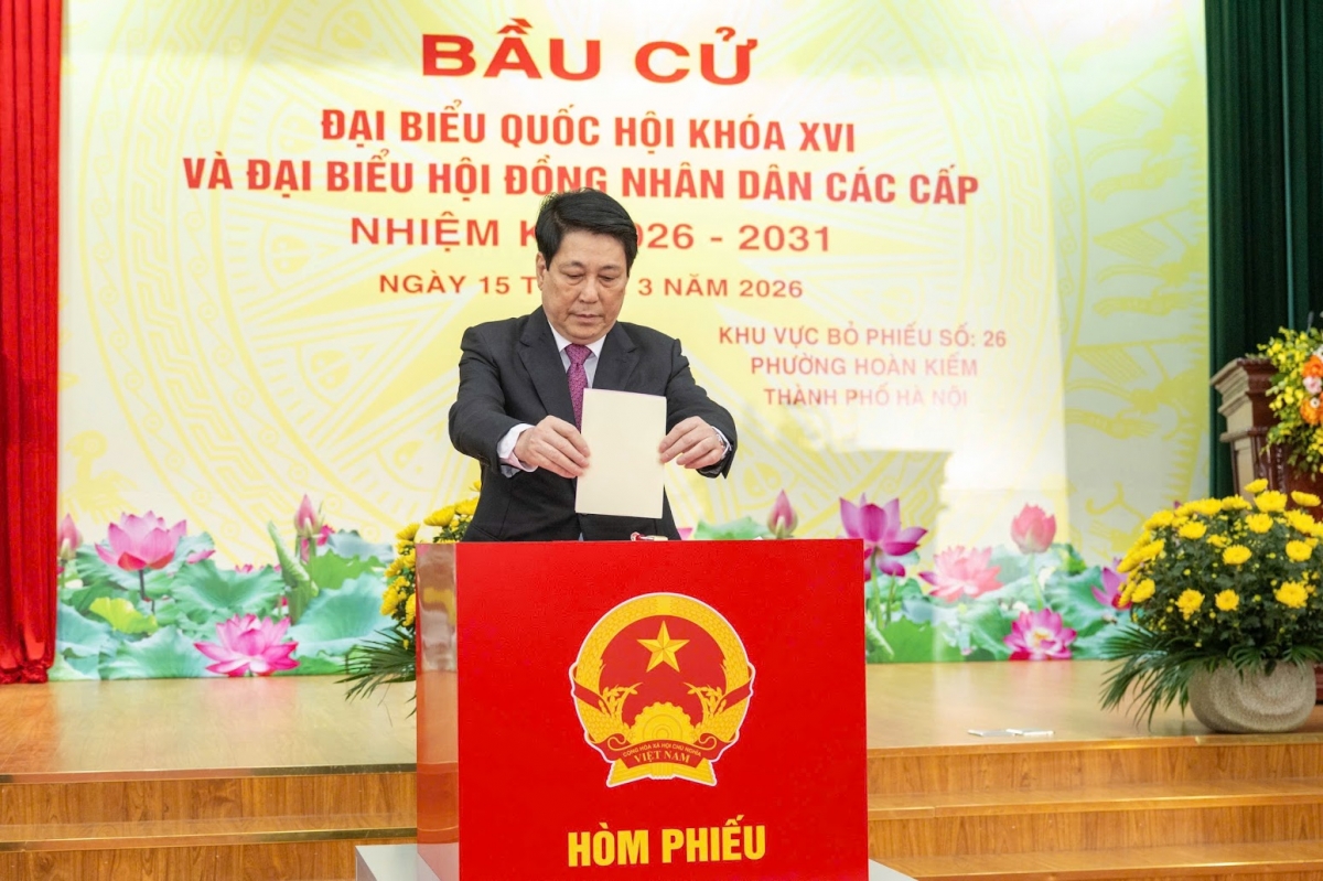 Chủ tịch nước Lương Cường bỏ phiếu bầu cử. Ảnh: VGP