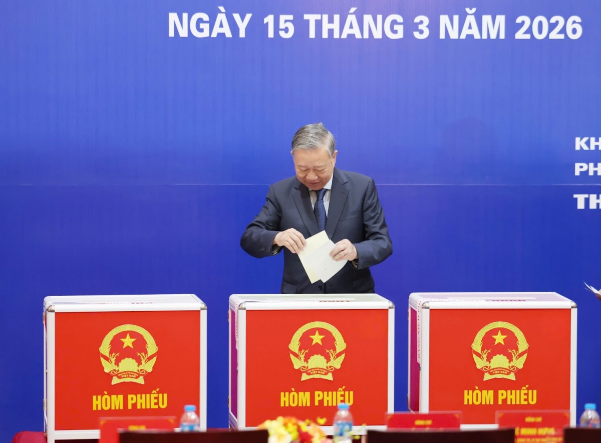 Tổng Bí thư Tô Lâm thực hiện quyền công dân, bỏ phiếu bầu đại biểu Quốc hội khóa XVI và HĐND các cấp nhiệm kỳ 2026-2031. Ảnh: VGP