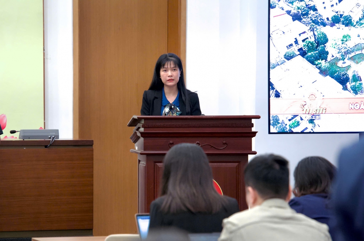 Bà Tạ Thị Yên, Phó Chủ nhiệm Ủy ban Công tác đại biểu, Phó Chánh Văn phòng Thường trực Hội đồng Bầu cử Quốc gia thông tin nhanh tình hình bầu cử.