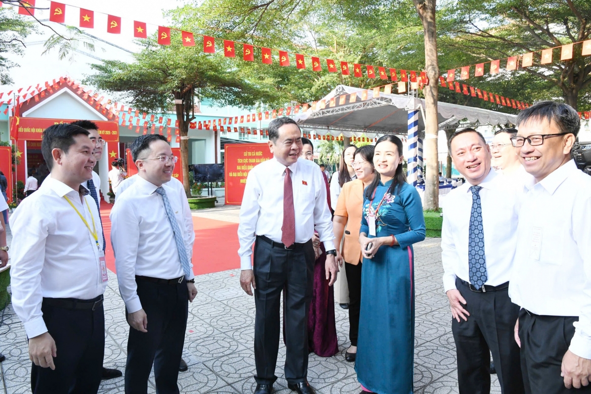 Chủ tịch Quốc hội, Chủ tịch Hội đồng Bầu cử quốc gia Trần Thanh Mẫn trao đổi với các đại biểu. Ảnh: Lâm Hiển/daibieunhandan.vn