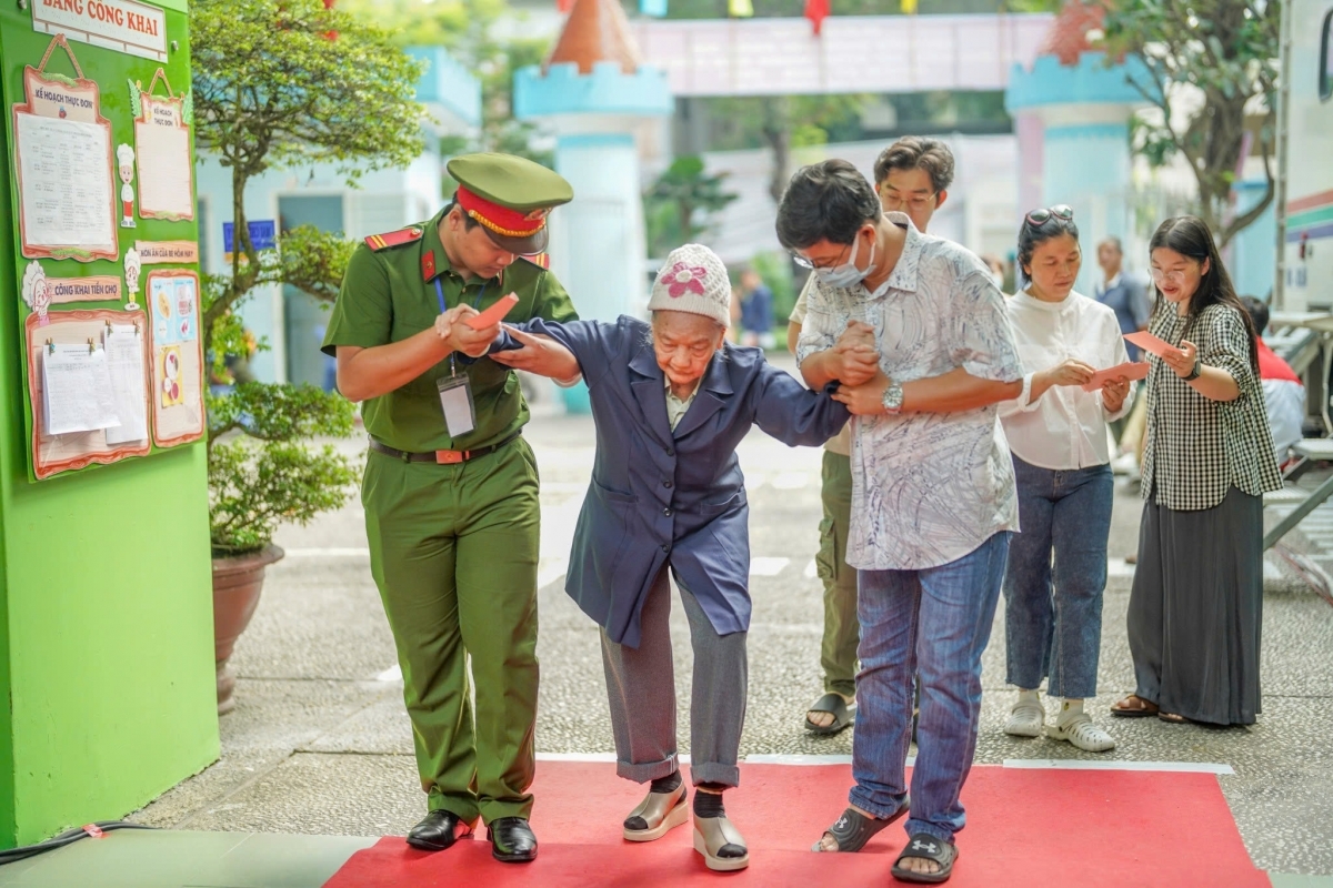 Chùm ảnh: Cử tri TP. Hồ Chí Minh nô nức tham gia Ngày hội non sông