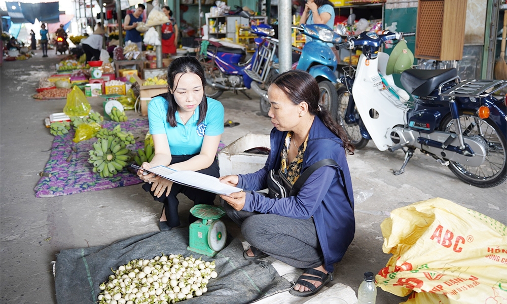 Tư vấn cho người nông dân hiểu ý nghĩa của chính sách BHXH tự nguyện, BHYT.