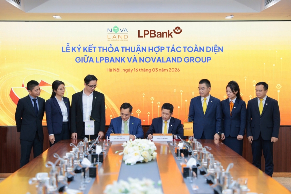 Ông Vũ Quốc Khánh - Tổng giám đốc LPBank (phải) và ông Dương Văn Bắc - Tổng giám đốc Novaland (trái) thực hiện nghi thức ký kết thỏa thuận hợp tác toàn diện dưới sự chứng kiến của lãnh đạo hai bên.