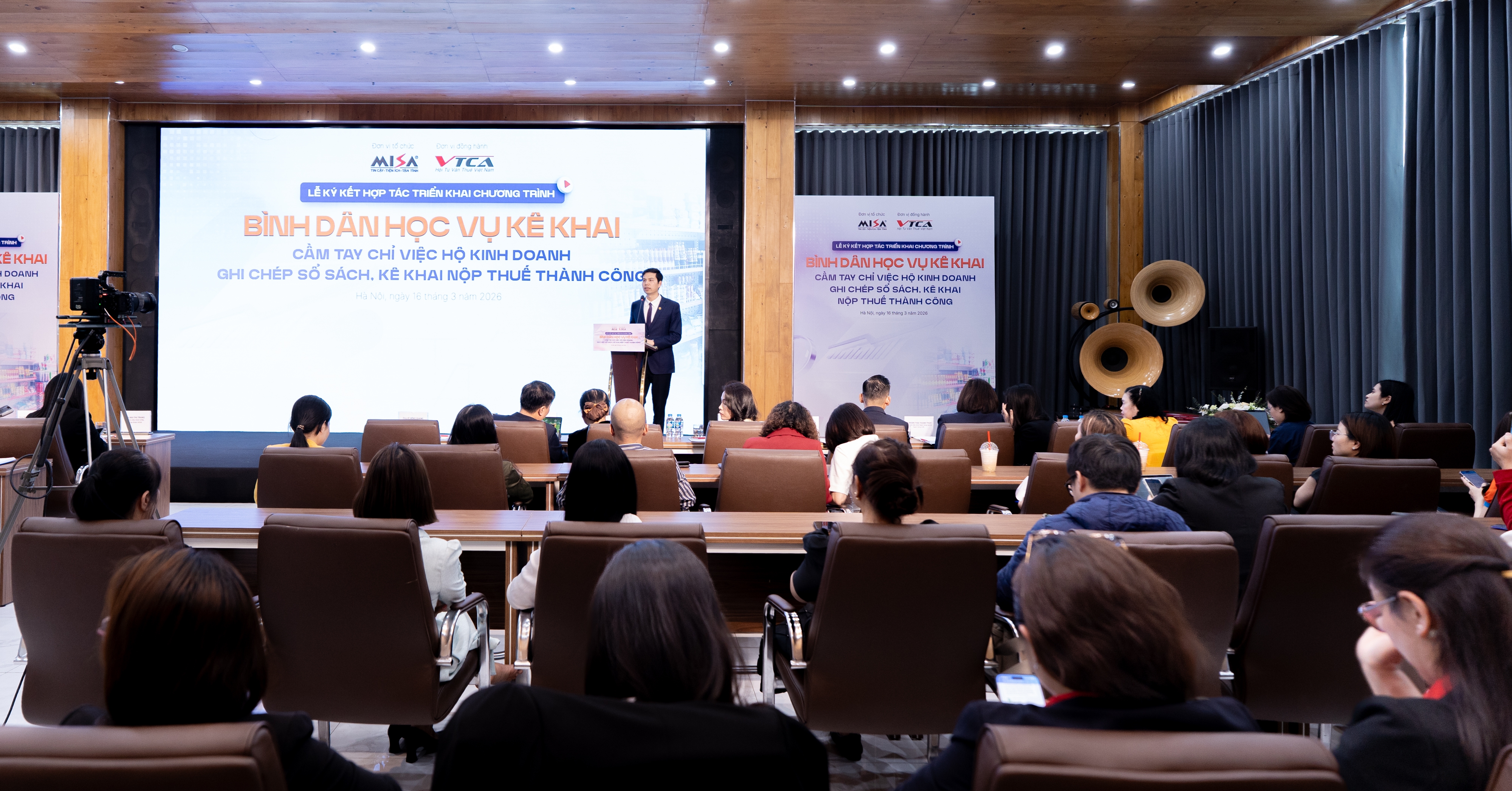 Chung tay đồng hành, hỗ trợ hộ kinh doanh làm quen kê khai thuế