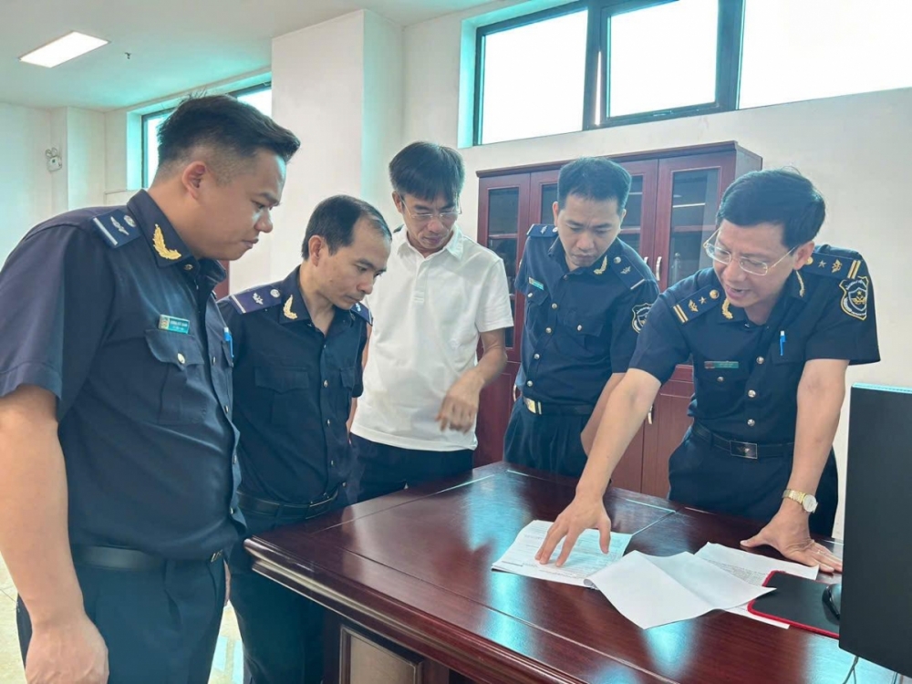 Công chức Hải quan khu vực VI bàn bạc các phương án triển khai phần mềm.