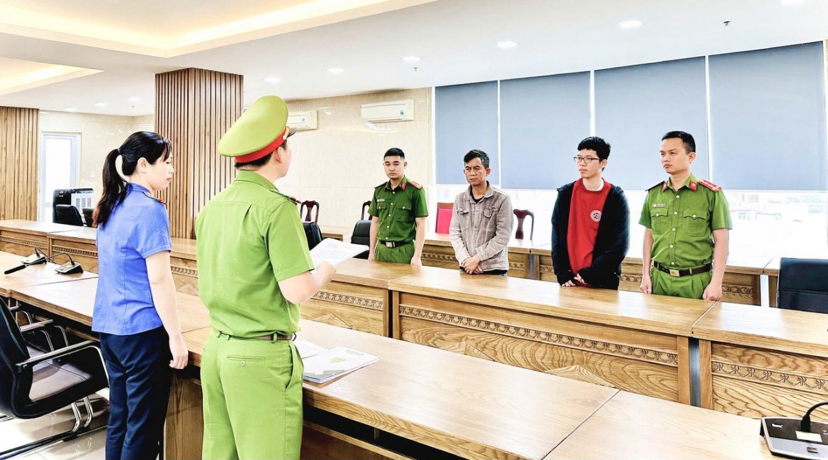 Bắt giam 2 đối tượng về tội mua bán trái phép hóa đơn hơn 2.000 tỷ đồng