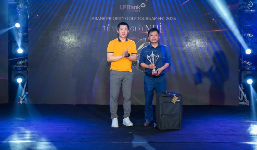 Golfer nhận giải Nhì tại Gala LPBank Priority Golf Tournament 2026 Golfer nhận giải Nhì tại Gala LPBank Priority Golf Tournament 2026