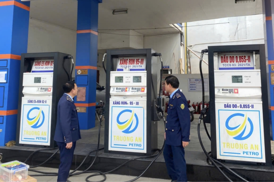 Xử phạt doanh nghiệp bán xăng dầu cao hơn mức quy định