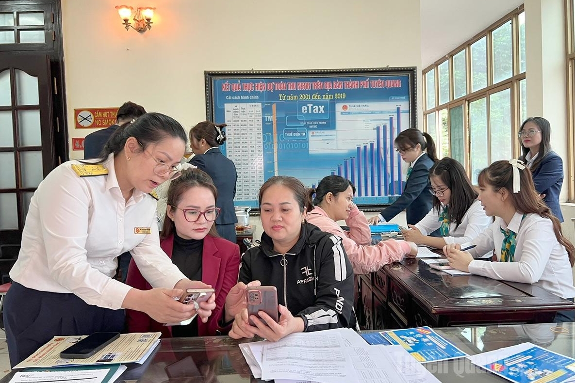 Thuế tỉnh Tuyên Quang trao “chìa khóa số” cho hộ kinh doanh