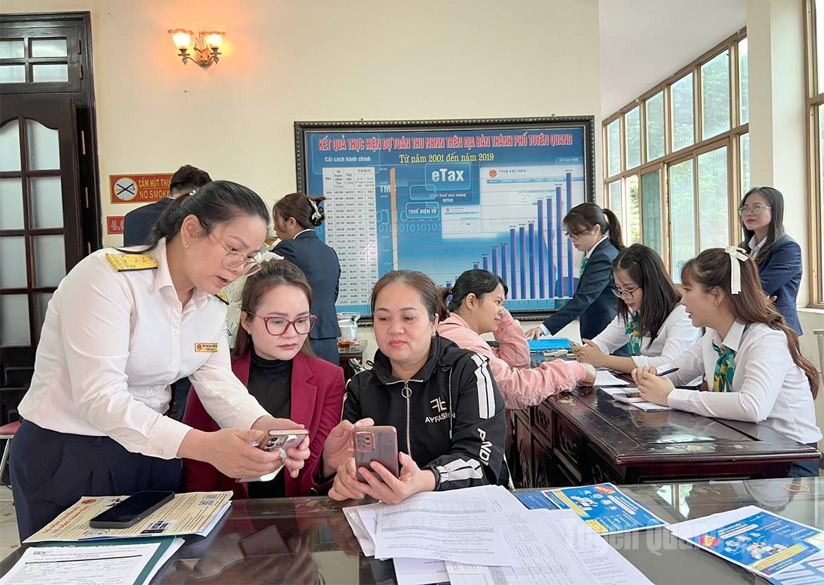 Thuế tỉnh Tuyên Quang trao “chìa khóa số” cho hộ kinh doanh