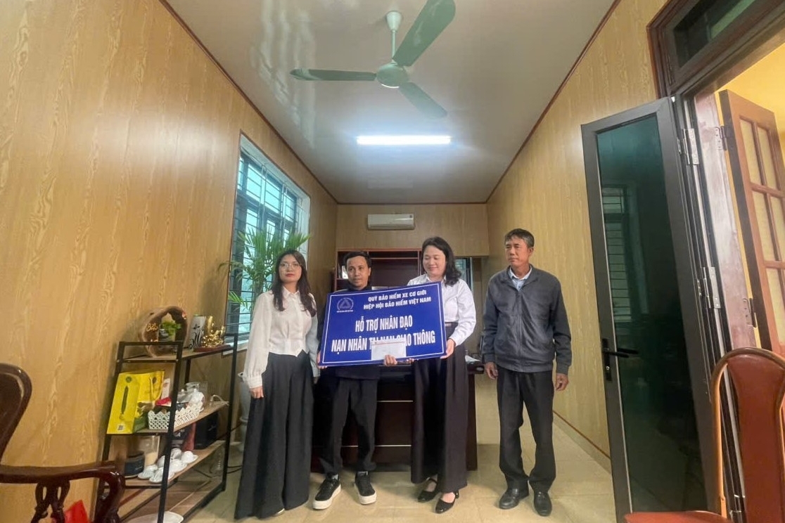 Trao hỗ trợ nhân đạo cho gia đình nạn nhân tai nạn giao thông tại Hưng Yên