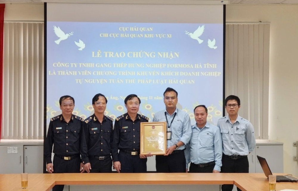 Đại diện Lãnh đạo Chi cục HQKV XI trao giấy chứng nhận cho Công ty TNHH gang théo Hưng nghiệp Formosa Hà Tĩnh.