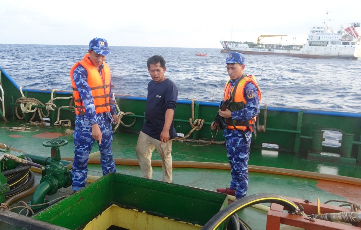 Phó Thủ tướng chỉ đạo chống buôn lậu, gian lận thương mại trong kinh doanh xăng dầu Phó Thủ tướng chỉ đạo chống buôn lậu, gian lận thương mại trong kinh doanh xăng dầu