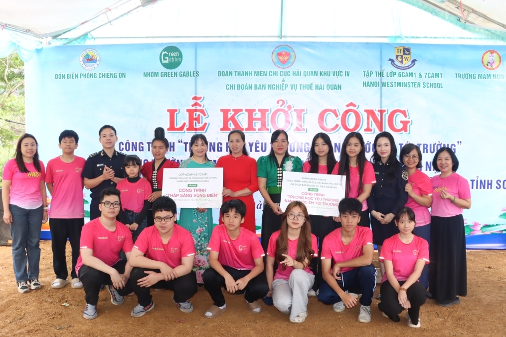 Công chức hải quan và nhà hảo tâm lan tỏa yêu thương đến học sinh nghèo ở biên giới Sơn La